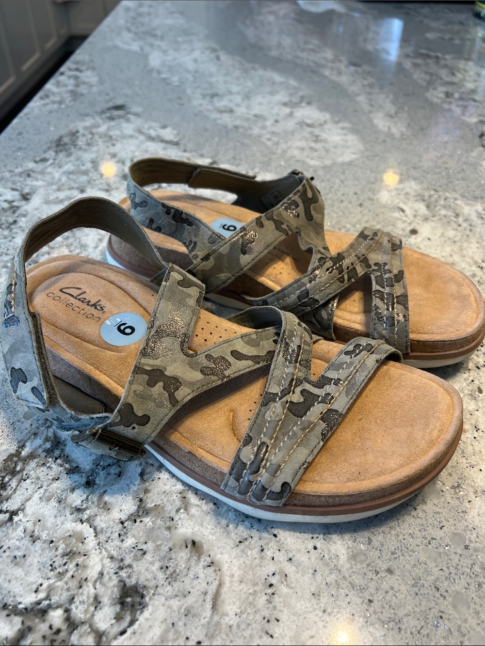 Clarks Collection Brynn Step Camo Strappy Sandals Size 9 EUC